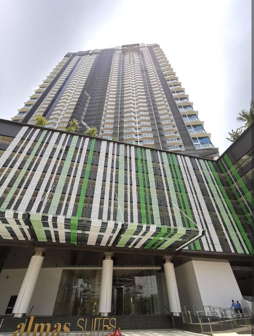 Almas Couple Healing Retreat Netflix By Iskandar Puteri