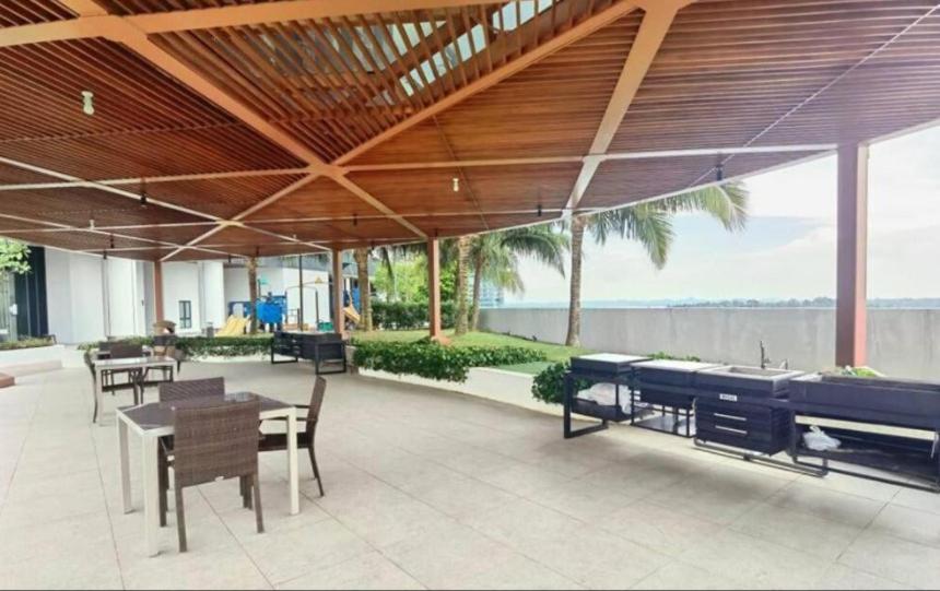 Almas Couple Healing Retreat Netflix By Iskandar Puteri
